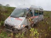 Van capota e cai em ribanceira na Al-220 próximo à Jaramataia