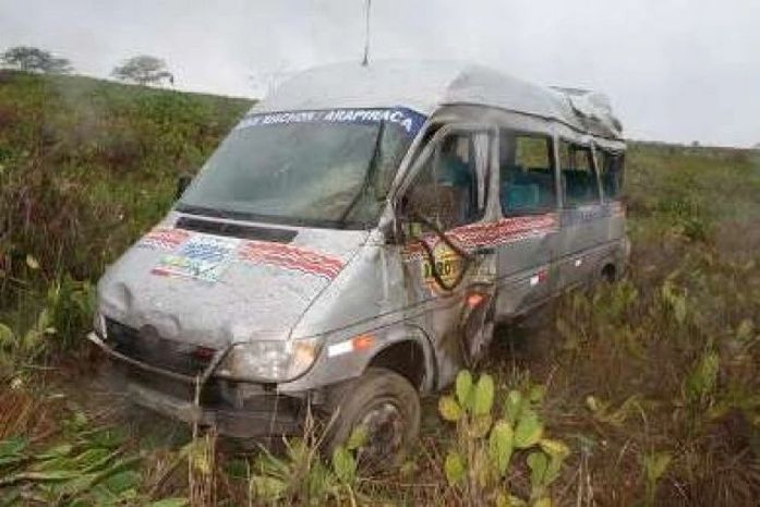 Van capota e cai em ribanceira na Al-220 próximo à Jaramataia