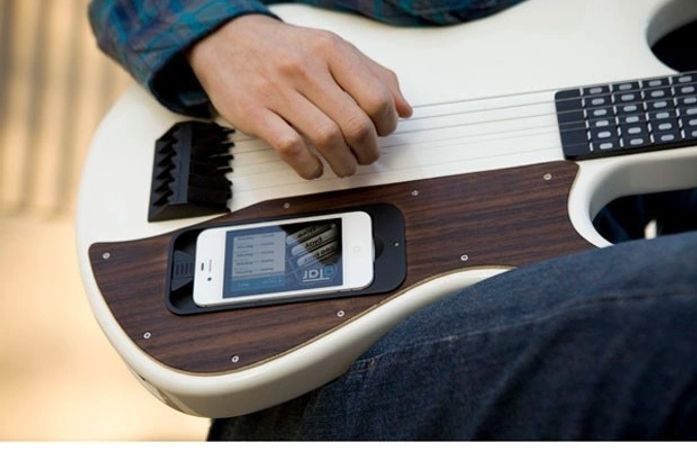 Guitarra especial se conecta ao iPhone e ensina a tocar músicas