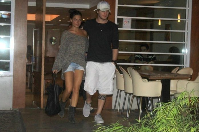 De shortinho, Isis Valverde janta com o namorado no Rio