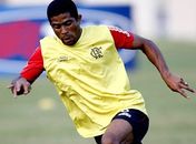 Flamengo libera Junior Cesar para acertar com Atlético-MG