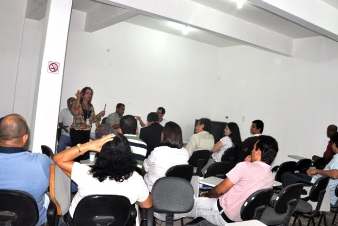Servidores decidiram por greve