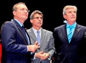 Com Romero Jucá (PMDB-RR) e Fernando Collor (PTB-AL), Renan acompanha e vibra com aprovação da MP