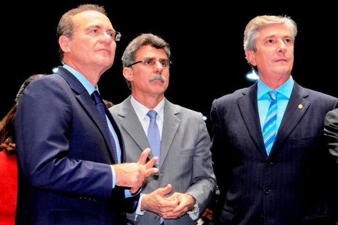 Com Romero Jucá (PMDB-RR) e Fernando Collor (PTB-AL), Renan acompanha e vibra com aprovação da MP