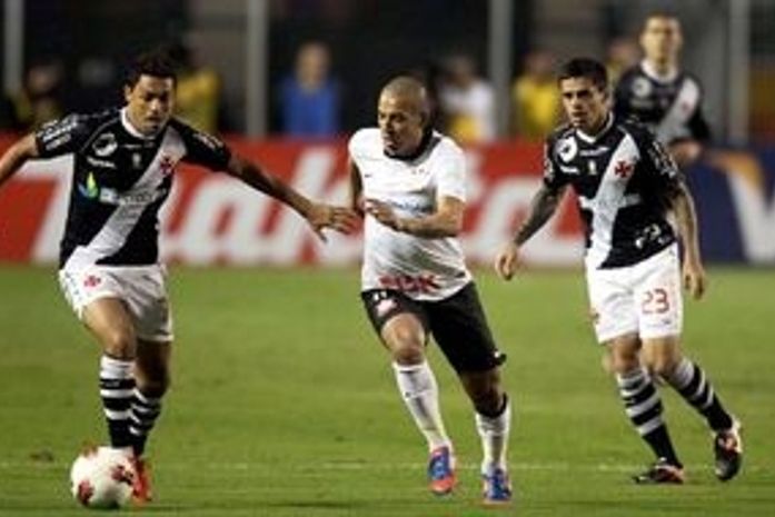 Em jogo tenso, Corinthians elimina Vasco com gol no fim e volta à semi