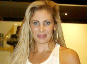 "Estou tirando o atraso com meu marido" diz no twitter Angela Bismarck
