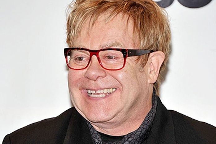Elton John é hospitalizado com grave infecção respiratória