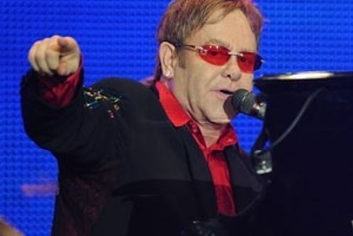 Elton John é hospitalizado com grave infecção respiratória, diz site