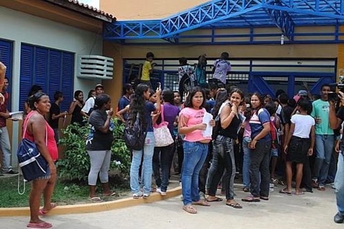 Alunos da Escola Fernandes Lima, durante o protesto.