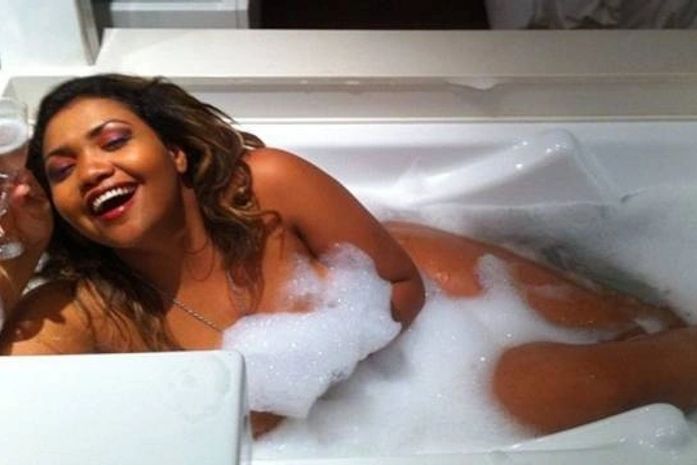 Gaby Amarantos bebe champanhe nua numa banheira de espuma