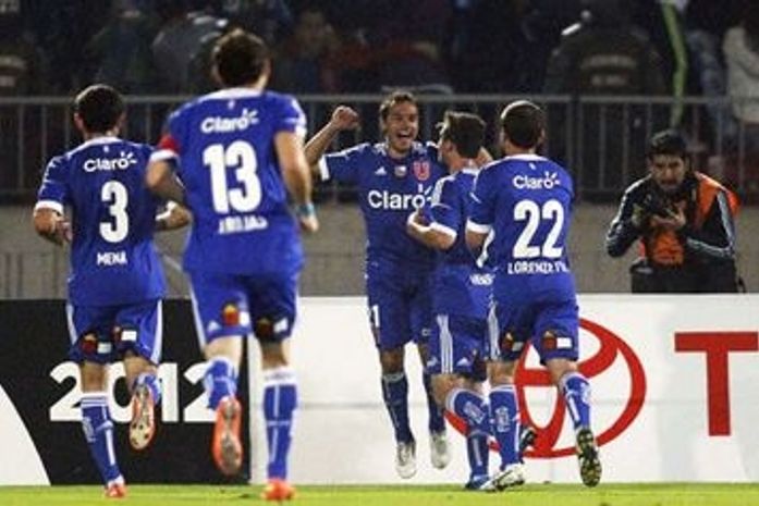 Ex-corintiano pega pênalti, La U supera Libertad e desafia Boca