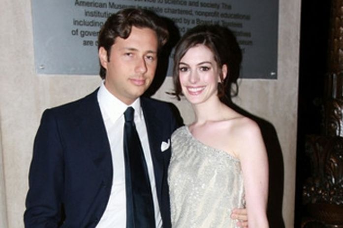 Ex-namorado de Anne Hathaway deixa prisão