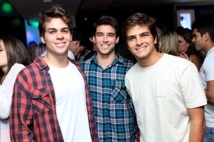 Galãs de 'Malhação' curtem noitada juntos, no Rio
