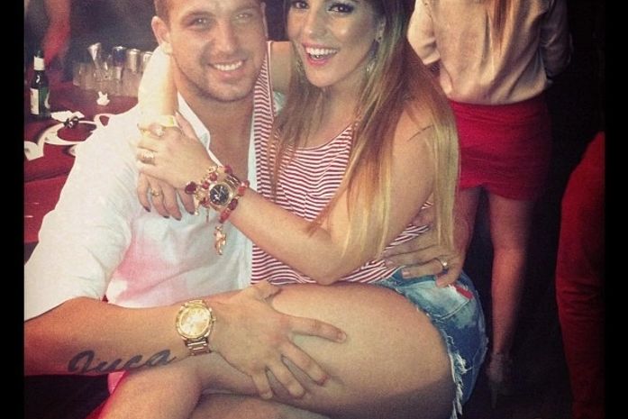 De shortinho, Anamara ganha colo do ex-BBB Diogo