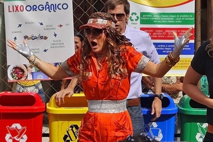 Vestida de gari, Chayene se atrapalha no Borralho e sai toda suja de comida