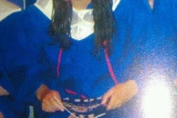 Estudante ergue vestido e exibe a genitália em foto para anuário escolar