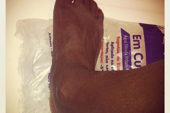 Thiaguinho machuca o pé e posta no Twitter: 'Dói demais'