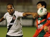 Alecsandro marca de bicicleta, Vasco supera queda e bate Portuguesa