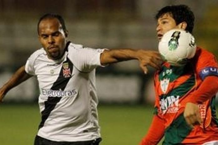 Alecsandro marca de bicicleta, Vasco supera queda e bate Portuguesa