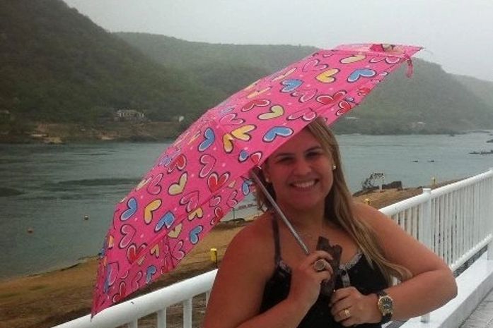 Mellina Freitas na chuva em Piranhas