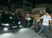 Torcedores do Flamengo hostilizam e cercam carro de Ronaldinho