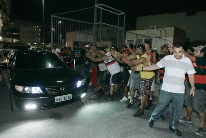 Torcedores do Flamengo hostilizam e cercam carro de Ronaldinho