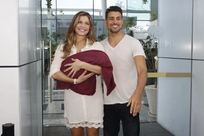 Na saída da maternidade, Grazi Massafera diz: "é muita emoção"