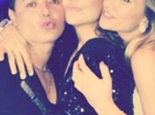 Emocionada, Ivete ganha festa surpresa de amigos famosos
