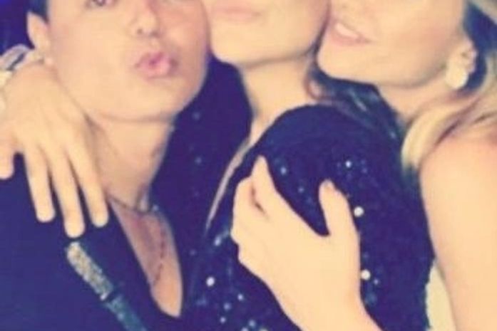 Emocionada, Ivete ganha festa surpresa de amigos famosos