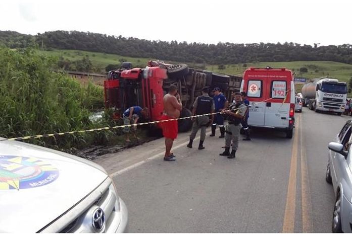 Veículo tombou na rodovia