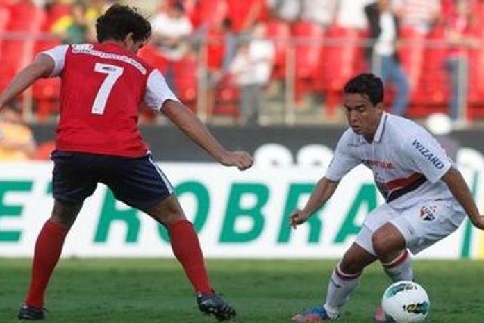 Luís Fabiano marca, São Paulo supera Bahia e vence a primeira