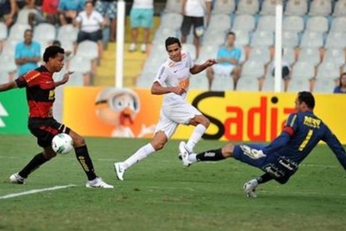 Em jogo fraco, Santos e Sport ficam no 0 a 0