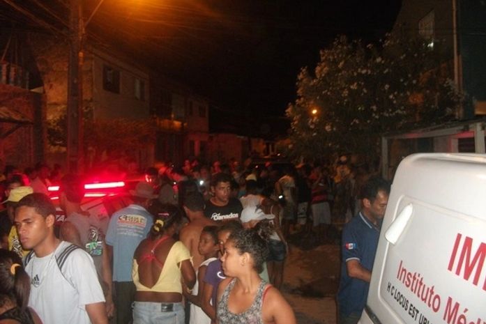 Populares foram até o local do crime