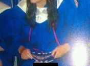 Estudante ergue vestido e exibe a genitália em foto para anuário escolar