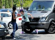 Justin Bieber sai no tapa com paparazzo na rua