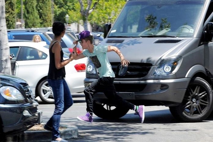 Justin Bieber sai no tapa com paparazzo na rua