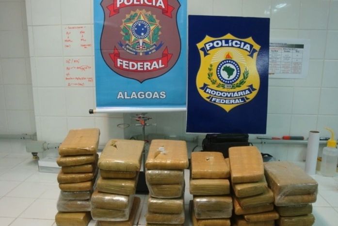 PF e PRF prendem mulher com 30kg de maconha em ônibus