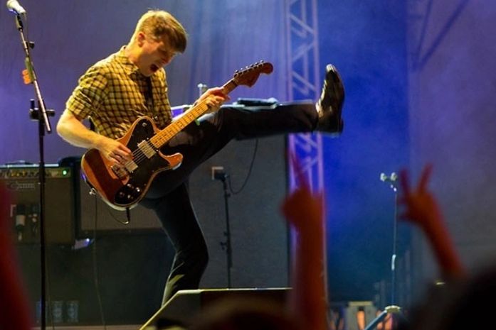 Franz Ferdinand promoveu balada de rock dançante na tarde deste domingo (27), em apresentação única em SP 