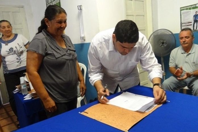 Jacob Brandão entrega certificados de aposentadoria em Mata Grande