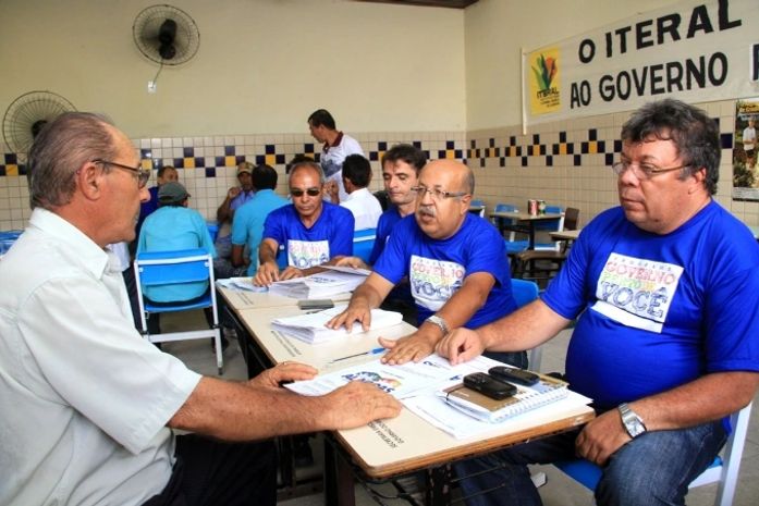 População lota escola em Arapiraca para participar do Governo Perto de Você