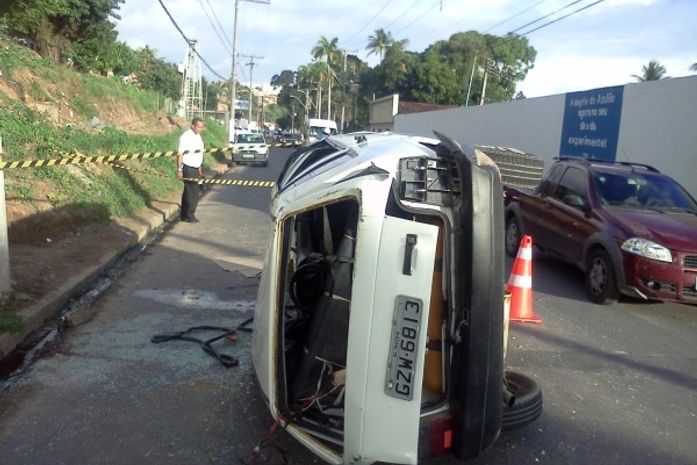 Veículo capotou no Mutange