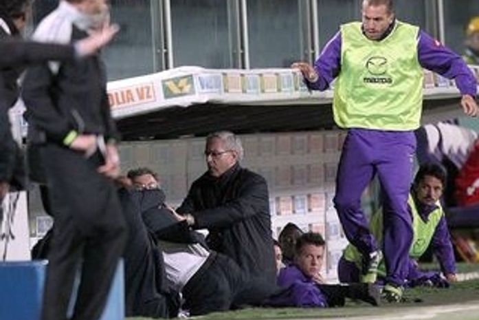 Segundo comunicado, Ljajic violou regra de comportamento instituída pelo técnico Sinisa Mihajlovic, que assumiu o cargo há pouco mais de um mês.
O treinador decidiu expulsá-lo dos preparativos que a Sérvia realiza na Suíça, após uma reunião com o jogador.