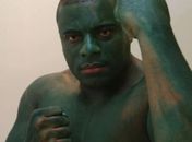 Homem que correu fantasiado de Hulk não consegue voltar à ‘forma humana’