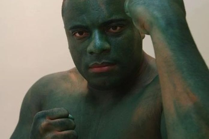 Homem que correu fantasiado de Hulk não consegue voltar à ‘forma humana’