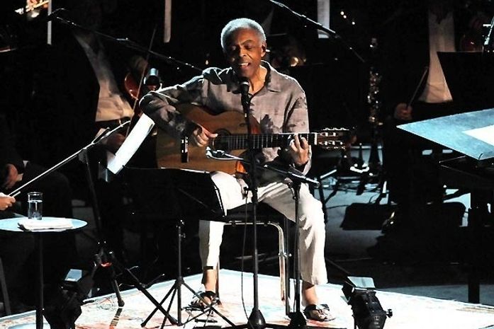Gilberto Gil vai de Caymmi a Hendrix em show com orquestra no Rio