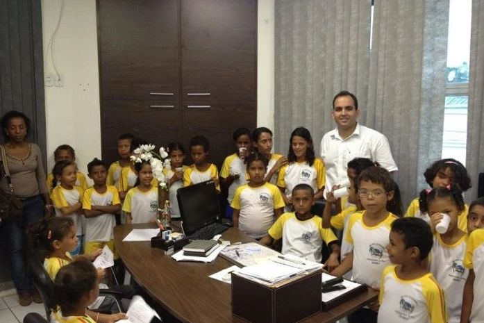 Renatinho com os alunos da zona rural