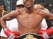 Ex-campeão mundial de boxe sofre acidente de moto e fica paraplégico
