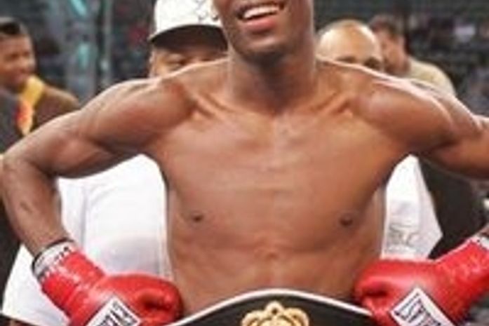 Ex-campeão mundial de boxe sofre acidente de moto e fica paraplégico