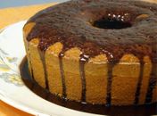 Confira a receita de um prático bolo de cenoura com chocolate