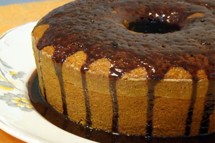 Confira a receita de um prático bolo de cenoura com chocolate